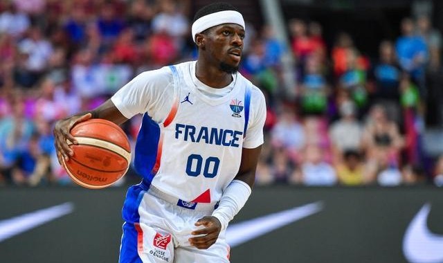 开云官方网站-何方神圣？弗朗西斯科14中8砍32分7板5助2断&amp;amp;12罚全中 刷分引冲突