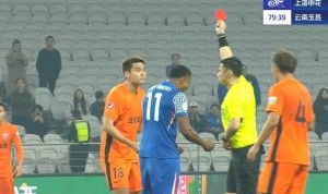 记者谈弋腾红牌：若因辱骂裁判可以理解，若因脚踢球未免过于严苛